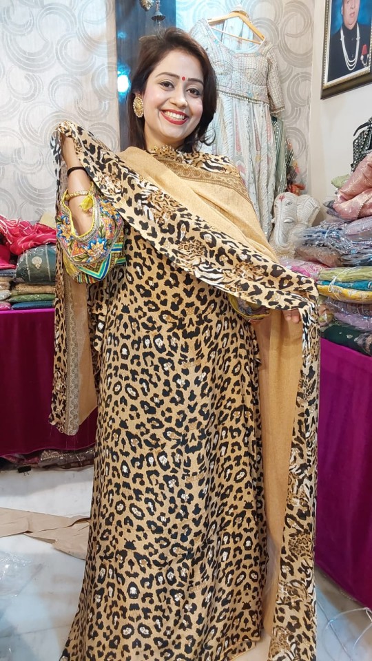 Saree : Beige japan crape leopard printed saree